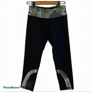 Nwt Women’s Venus activewear camo Capri leggings Size XS